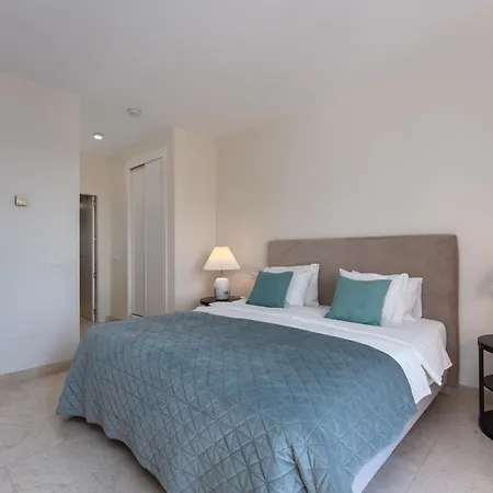 Stunning 3br Penthouse With Sea Views *