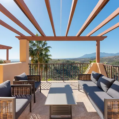 Stunning 3-bedroom Seaview Penthouse Apartment *