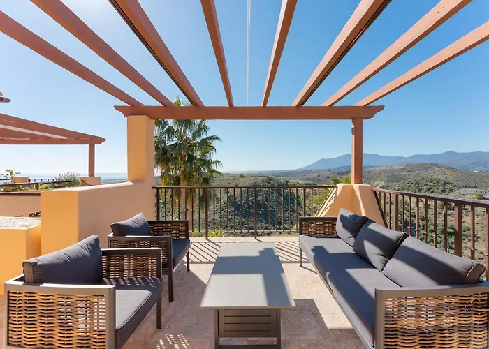 Stunning 3-bedroom Seaview Penthouse Apartment *