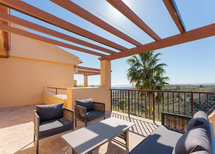 Stunning 3-bedroom Seaview Penthouse Appartamento