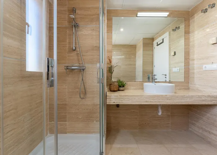 Stunning 3-bedroom Seaview Penthouse Apartment *