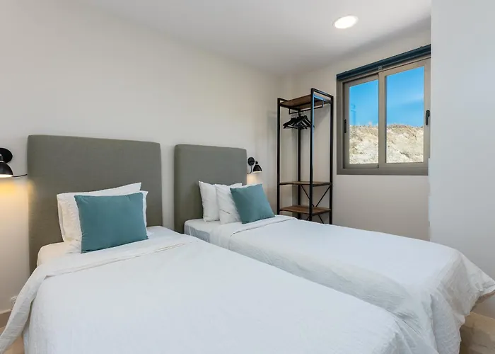 Stunning 3-bedroom Seaview Penthouse Apartment *